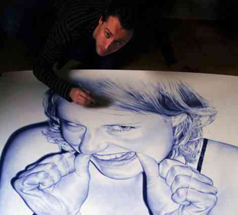 juanfranciscocasasworking Juan Francisco Casas   O ninja da caneta BIC