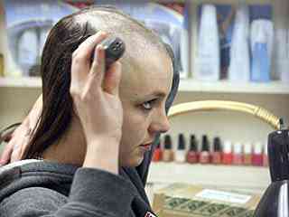 Por que a Britney Spears careca abalou a internet 021707BaldBritneySalon1 320 | Polêmica | Britney, Careca, drogas, federline, Justin Timberlake, Kevin, maluca, MIchael Jackson, N´Sinc, Paris Hilton, Spears