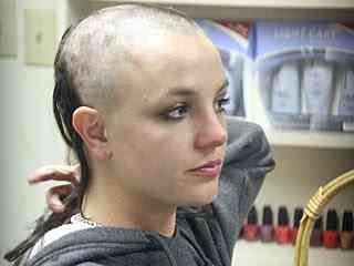 Por que a Britney Spears careca abalou a internet 021707BaldBritneySalon2 320 | Polêmica | Britney, Careca, drogas, federline, Justin Timberlake, Kevin, maluca, MIchael Jackson, N´Sinc, Paris Hilton, Spears