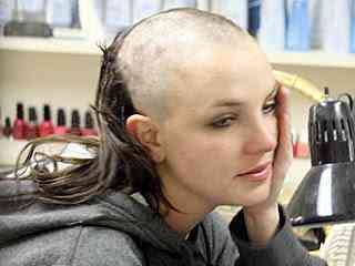 Por que a Britney Spears careca abalou a internet 021707BaldBritneySalon3 320 | Polêmica | Britney, Careca, drogas, federline, Justin Timberlake, Kevin, maluca, MIchael Jackson, N´Sinc, Paris Hilton, Spears