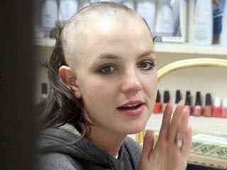 Por que a Britney Spears careca abalou a internet 021707BaldBritneySalon4 320 | Polêmica | Britney, Careca, drogas, federline, Justin Timberlake, Kevin, maluca, MIchael Jackson, N´Sinc, Paris Hilton, Spears