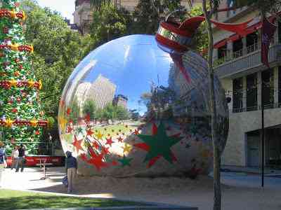 Ora Bolas! A maior bola de barbante do mundo a maior bola de natal