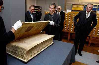 O maior livro do mundo 467689774 0836f91ced | Curiosidades | Bíblia, curioso, gigante, livro