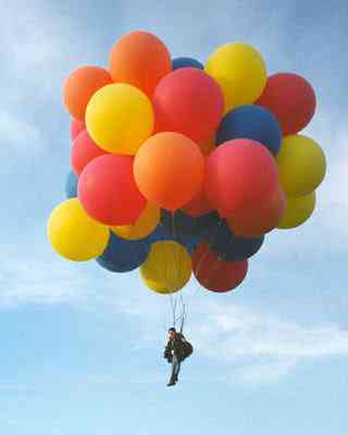 Maluco faz voo com balões clusterballoon | Curiosidades | balões, curioso, maluco, malucos