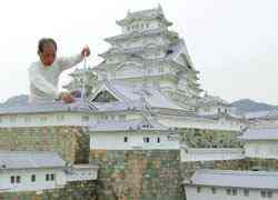 O homem e seu castelo nn20070627f2a | Curiosidades | Arte, curioso, escultura, incrível, japão, miniatura