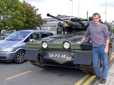 Mostre-me seu carro e te direi que és. man drives tank | Curiosidades | bizarro, carro, carros, curioso, notícia