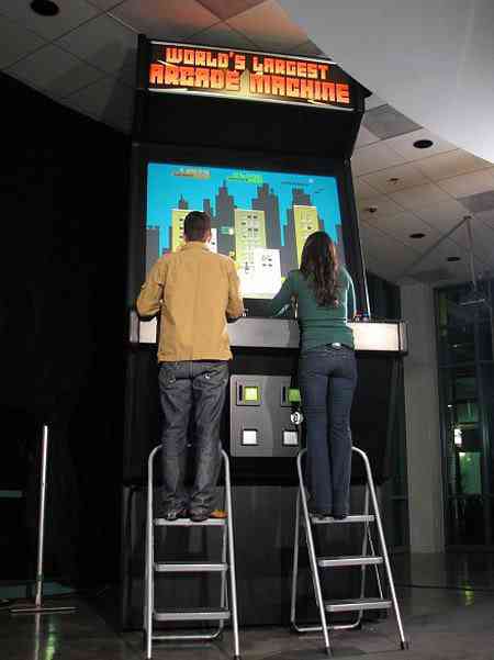 A difícil missão de jogar no maior arcade do mundo 5638 450x worlds largest arcade | Curiosidades | games, gigante, recordes