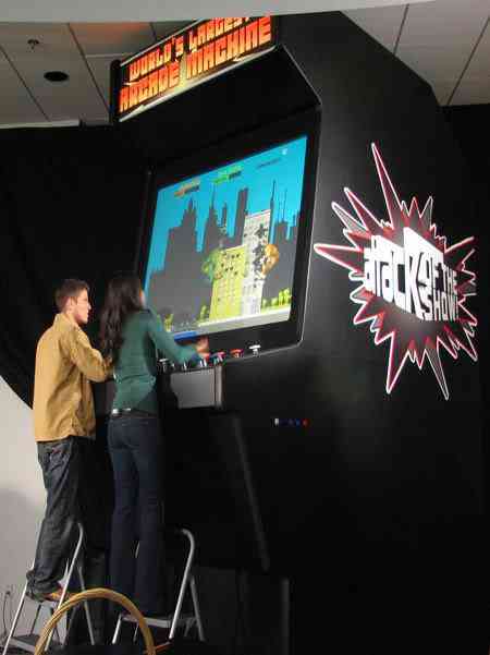 A difícil missão de jogar no maior arcade do mundo 5639 450x worlds largest arcade 77 | Curiosidades | games, gigante, recordes
