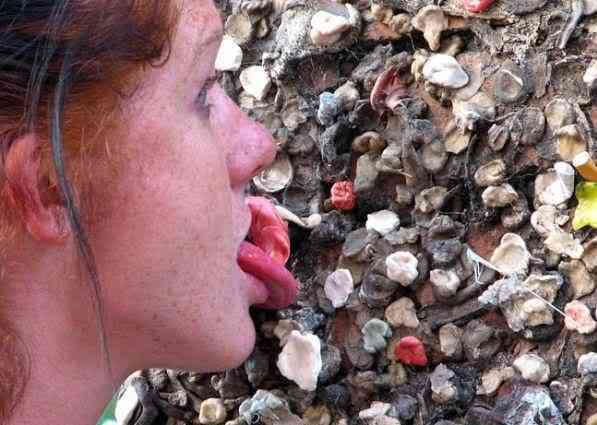 As paredes de chiclete do Bubble Gum Alley chew 04 | Bizarro | bizarro, curioso, nojento
