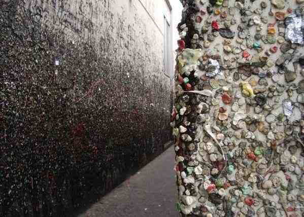 As paredes de chiclete do Bubble Gum Alley chew 06 | Bizarro | bizarro, curioso, nojento