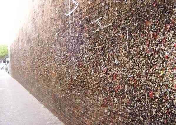 As paredes de chiclete do Bubble Gum Alley chew 08 | Bizarro | bizarro, curioso, nojento