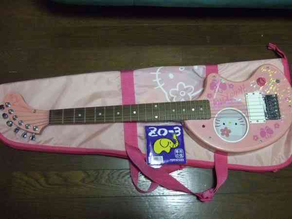 Dez produtos bizarros da Hello Kitty hello kitty guitar fernandes 2 | Curiosidades | boneca, curioso, estranho