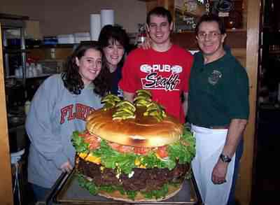 world-largest-burger-123lb world largest burger 123lb | Bizarro | bizarro, comida, curioso, gigante, Record, recorde, recordes