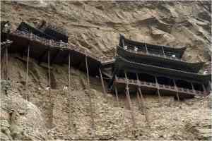 Eles vivem na beira do abismo 31 | Curiosidades | ali, altura, antigo, belo, bizarro, buda, calor, caro, casa, casas, certos, china, chuva, cima, coloridas, coloris, comi coms, comida, curioso, da, delas, detalhes, ds, duas, ela, elas, ele, eles, envolve, esses, estes, fica, fonte, foram, frio, guru rinpoche, ilha, ilhas, inessante, isso, lenda, longo, lugares, mar, mars, matte painting, medo, meio, metro, monges, montanha, nada, nas sangue frio, ness, neve, outro, passeios, pela, pelas, pelos, penhasco, pessoas, ponte, pra, quem, resto, rochas, s, sangue, sem, suas, talvez, tem medo, tempo, tempos, ter, três pontes, uma, vinho