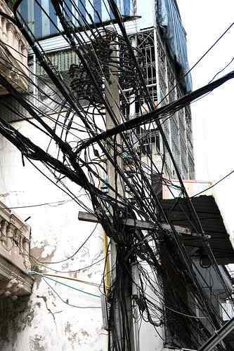 Cabos, fios, rede e bagunça 3256093753 05b1f88a29 | Bizarro | absurdo, bizarro, cabeamento, cabos, curioso, fios, incrível, rede, sinistro, Tecnologia