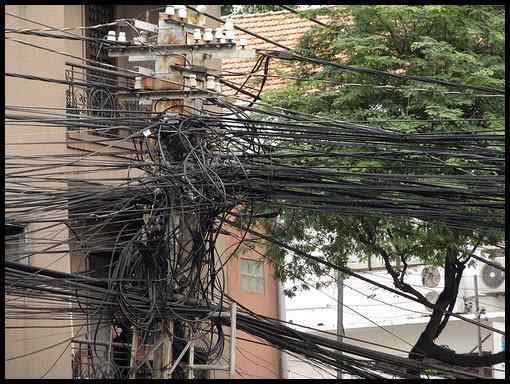 Cabos, fios, rede e bagunça 3408559371 4088f1f91c o | Bizarro | absurdo, bizarro, cabeamento, cabos, curioso, fios, incrível, rede, sinistro, Tecnologia