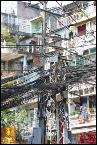Cabos, fios, rede e bagunça 3408559473 e89b014186 o | Bizarro | absurdo, bizarro, cabeamento, cabos, curioso, fios, incrível, rede, sinistro, Tecnologia