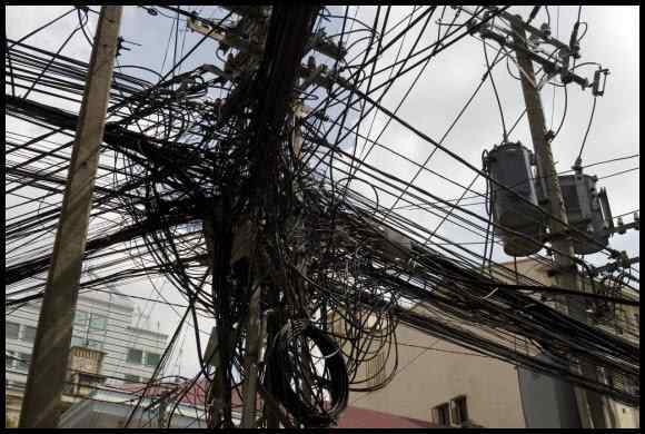 Cabos, fios, rede e bagunça 3409369082 4fcfbbbe8b o | Bizarro | absurdo, bizarro, cabeamento, cabos, curioso, fios, incrível, rede, sinistro, Tecnologia