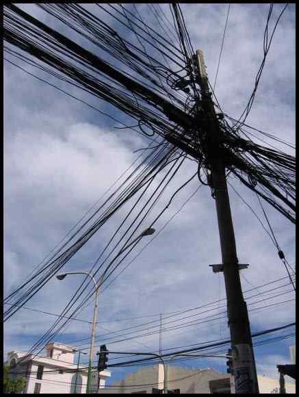 Cabos, fios, rede e bagunça 3409369116 bda8b04582 o | Bizarro | absurdo, bizarro, cabeamento, cabos, curioso, fios, incrível, rede, sinistro, Tecnologia