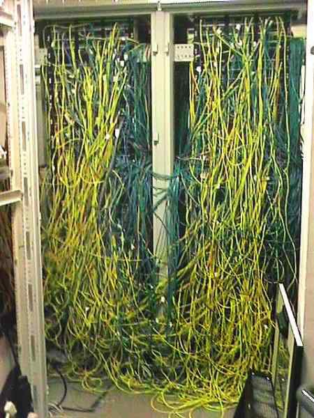 Cabos, fios, rede e bagunça CableJob2 | Bizarro | absurdo, bizarro, cabeamento, cabos, curioso, fios, incrível, rede, sinistro, Tecnologia