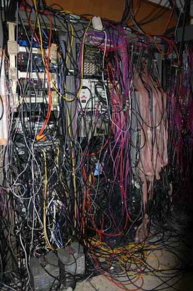 Cabos, fios, rede e bagunça CableJob3 | Bizarro | absurdo, bizarro, cabeamento, cabos, curioso, fios, incrível, rede, sinistro, Tecnologia