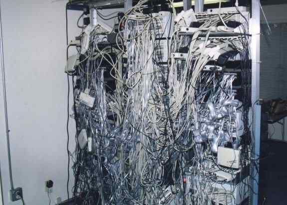 Cabos, fios, rede e bagunça CableJob4 | Bizarro | absurdo, bizarro, cabeamento, cabos, curioso, fios, incrível, rede, sinistro, Tecnologia