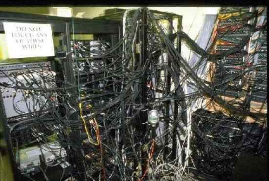 Cabos, fios, rede e bagunça CableJob6 | Bizarro | absurdo, bizarro, cabeamento, cabos, curioso, fios, incrível, rede, sinistro, Tecnologia
