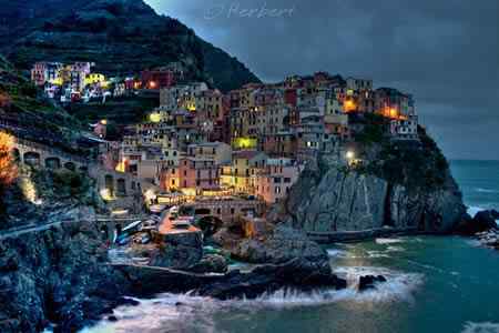 Eles vivem na beira do abismo a326 manarola | Curiosidades | ali, altura, antigo, belo, bizarro, buda, calor, caro, casa, casas, certos, china, chuva, cima, coloridas, coloris, comi coms, comida, curioso, da, delas, detalhes, ds, duas, ela, elas, ele, eles, envolve, esses, estes, fica, fonte, foram, frio, guru rinpoche, ilha, ilhas, inessante, isso, lenda, longo, lugares, mar, mars, matte painting, medo, meio, metro, monges, montanha, nada, nas sangue frio, ness, neve, outro, passeios, pela, pelas, pelos, penhasco, pessoas, ponte, pra, quem, resto, rochas, s, sangue, sem, suas, talvez, tem medo, tempo, tempos, ter, três pontes, uma, vinho
