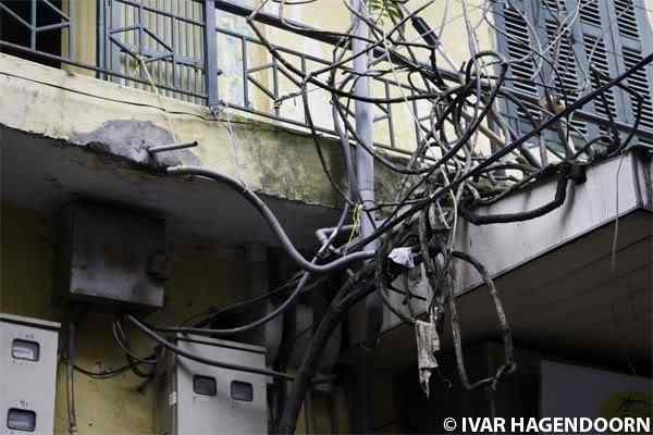 Cabos, fios, rede e bagunça hanoi 62 | Bizarro | absurdo, bizarro, cabeamento, cabos, curioso, fios, incrível, rede, sinistro, Tecnologia