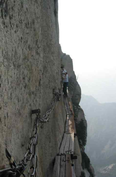 Eles vivem na beira do abismo huashan04b | Curiosidades | ali, altura, antigo, belo, bizarro, buda, calor, caro, casa, casas, certos, china, chuva, cima, coloridas, coloris, comi coms, comida, curioso, da, delas, detalhes, ds, duas, ela, elas, ele, eles, envolve, esses, estes, fica, fonte, foram, frio, guru rinpoche, ilha, ilhas, inessante, isso, lenda, longo, lugares, mar, mars, matte painting, medo, meio, metro, monges, montanha, nada, nas sangue frio, ness, neve, outro, passeios, pela, pelas, pelos, penhasco, pessoas, ponte, pra, quem, resto, rochas, s, sangue, sem, suas, talvez, tem medo, tempo, tempos, ter, três pontes, uma, vinho
