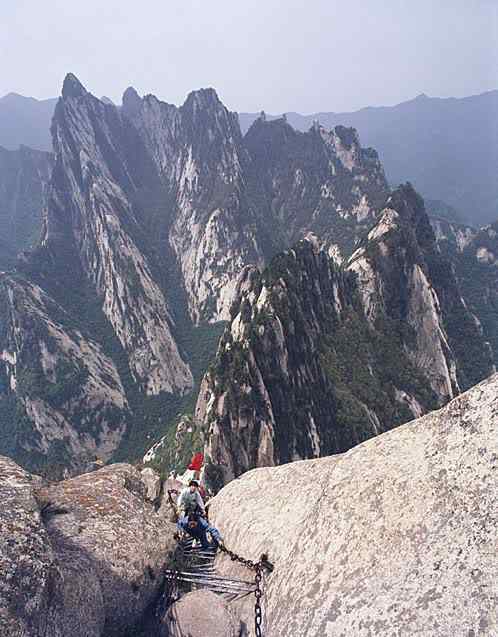 Eles vivem na beira do abismo huashan119 | Curiosidades | ali, altura, antigo, belo, bizarro, buda, calor, caro, casa, casas, certos, china, chuva, cima, coloridas, coloris, comi coms, comida, curioso, da, delas, detalhes, ds, duas, ela, elas, ele, eles, envolve, esses, estes, fica, fonte, foram, frio, guru rinpoche, ilha, ilhas, inessante, isso, lenda, longo, lugares, mar, mars, matte painting, medo, meio, metro, monges, montanha, nada, nas sangue frio, ness, neve, outro, passeios, pela, pelas, pelos, penhasco, pessoas, ponte, pra, quem, resto, rochas, s, sangue, sem, suas, talvez, tem medo, tempo, tempos, ter, três pontes, uma, vinho