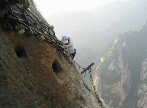 Eles vivem na beira do abismo huashancloseup08 | Curiosidades | ali, altura, antigo, belo, bizarro, buda, calor, caro, casa, casas, certos, china, chuva, cima, coloridas, coloris, comi coms, comida, curioso, da, delas, detalhes, ds, duas, ela, elas, ele, eles, envolve, esses, estes, fica, fonte, foram, frio, guru rinpoche, ilha, ilhas, inessante, isso, lenda, longo, lugares, mar, mars, matte painting, medo, meio, metro, monges, montanha, nada, nas sangue frio, ness, neve, outro, passeios, pela, pelas, pelos, penhasco, pessoas, ponte, pra, quem, resto, rochas, s, sangue, sem, suas, talvez, tem medo, tempo, tempos, ter, três pontes, uma, vinho