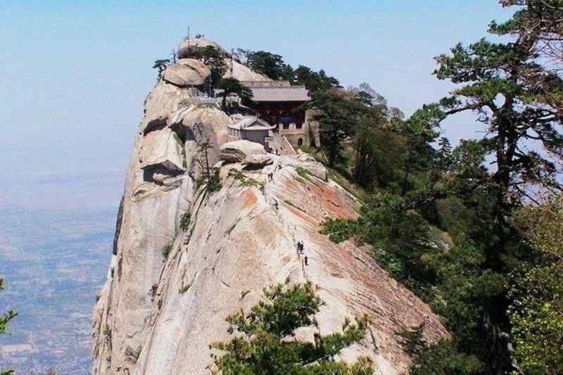 Eles vivem na beira do abismo huashansouthpeaksummit | Curiosidades | ali, altura, antigo, belo, bizarro, buda, calor, caro, casa, casas, certos, china, chuva, cima, coloridas, coloris, comi coms, comida, curioso, da, delas, detalhes, ds, duas, ela, elas, ele, eles, envolve, esses, estes, fica, fonte, foram, frio, guru rinpoche, ilha, ilhas, inessante, isso, lenda, longo, lugares, mar, mars, matte painting, medo, meio, metro, monges, montanha, nada, nas sangue frio, ness, neve, outro, passeios, pela, pelas, pelos, penhasco, pessoas, ponte, pra, quem, resto, rochas, s, sangue, sem, suas, talvez, tem medo, tempo, tempos, ter, três pontes, uma, vinho