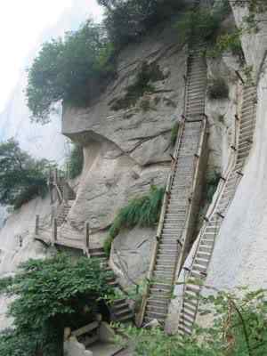 Eles vivem na beira do abismo huashanstairway | Curiosidades | ali, altura, antigo, belo, bizarro, buda, calor, caro, casa, casas, certos, china, chuva, cima, coloridas, coloris, comi coms, comida, curioso, da, delas, detalhes, ds, duas, ela, elas, ele, eles, envolve, esses, estes, fica, fonte, foram, frio, guru rinpoche, ilha, ilhas, inessante, isso, lenda, longo, lugares, mar, mars, matte painting, medo, meio, metro, monges, montanha, nada, nas sangue frio, ness, neve, outro, passeios, pela, pelas, pelos, penhasco, pessoas, ponte, pra, quem, resto, rochas, s, sangue, sem, suas, talvez, tem medo, tempo, tempos, ter, três pontes, uma, vinho