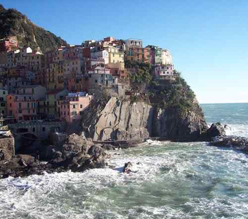 Eles vivem na beira do abismo manarola | Curiosidades | ali, altura, antigo, belo, bizarro, buda, calor, caro, casa, casas, certos, china, chuva, cima, coloridas, coloris, comi coms, comida, curioso, da, delas, detalhes, ds, duas, ela, elas, ele, eles, envolve, esses, estes, fica, fonte, foram, frio, guru rinpoche, ilha, ilhas, inessante, isso, lenda, longo, lugares, mar, mars, matte painting, medo, meio, metro, monges, montanha, nada, nas sangue frio, ness, neve, outro, passeios, pela, pelas, pelos, penhasco, pessoas, ponte, pra, quem, resto, rochas, s, sangue, sem, suas, talvez, tem medo, tempo, tempos, ter, três pontes, uma, vinho