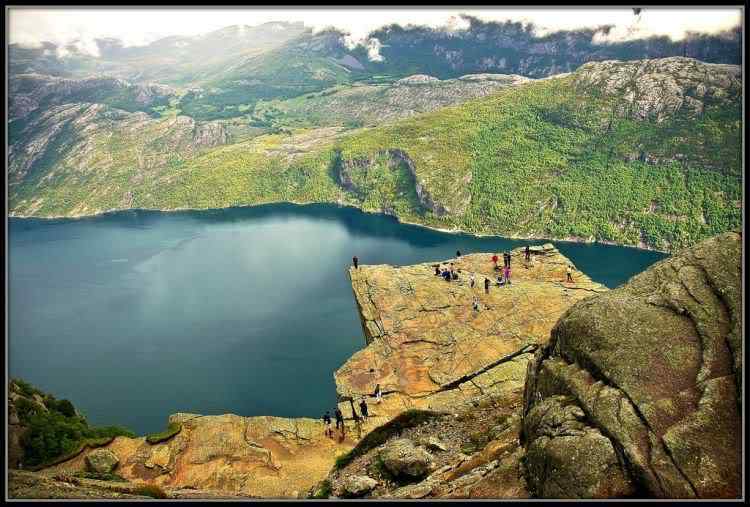 Conheça Pulpit rock Trilha de caminhada com sinalização para o Preikestolen (Pulpit Rock)