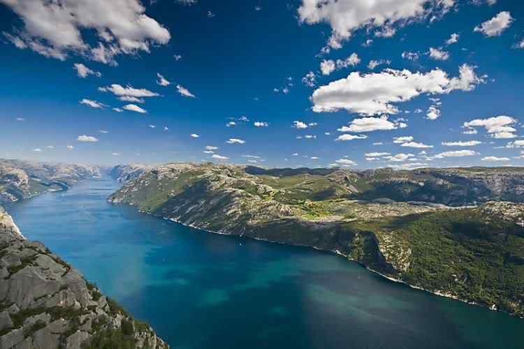 Conheça Pulpit rock Vista do fiorde Lysefjorden a partir do topo do Pulpit Rock