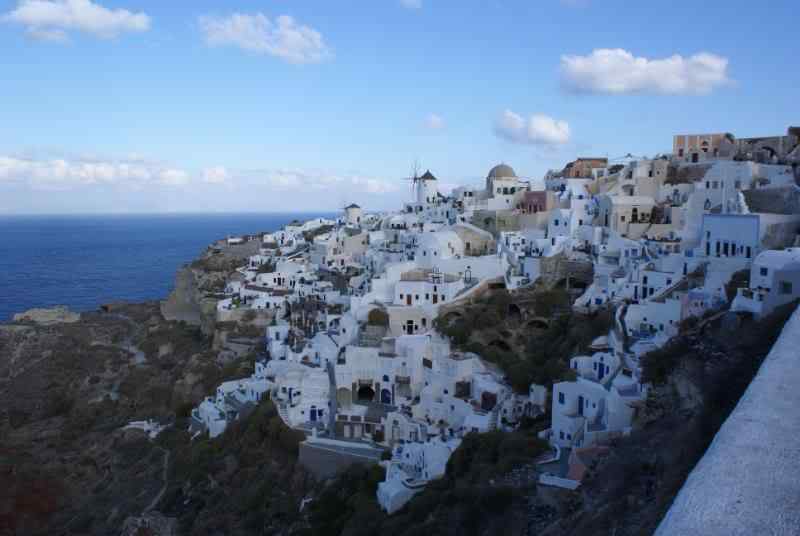 Eles vivem na beira do abismo santorini3 | Curiosidades | ali, altura, antigo, belo, bizarro, buda, calor, caro, casa, casas, certos, china, chuva, cima, coloridas, coloris, comi coms, comida, curioso, da, delas, detalhes, ds, duas, ela, elas, ele, eles, envolve, esses, estes, fica, fonte, foram, frio, guru rinpoche, ilha, ilhas, inessante, isso, lenda, longo, lugares, mar, mars, matte painting, medo, meio, metro, monges, montanha, nada, nas sangue frio, ness, neve, outro, passeios, pela, pelas, pelos, penhasco, pessoas, ponte, pra, quem, resto, rochas, s, sangue, sem, suas, talvez, tem medo, tempo, tempos, ter, três pontes, uma, vinho
