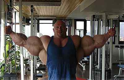 Monstros do fisiculturismo bodybuilder em pose mostrando definição muscular extrema