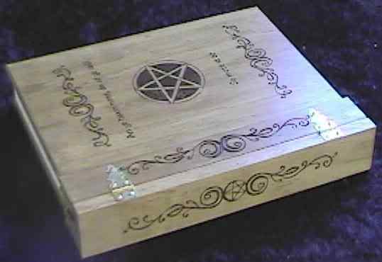 Coisas incríveis feitas de madeira custom book wicca 2c | Arte | Arte, curioso, incrível, madeira, marcenaria