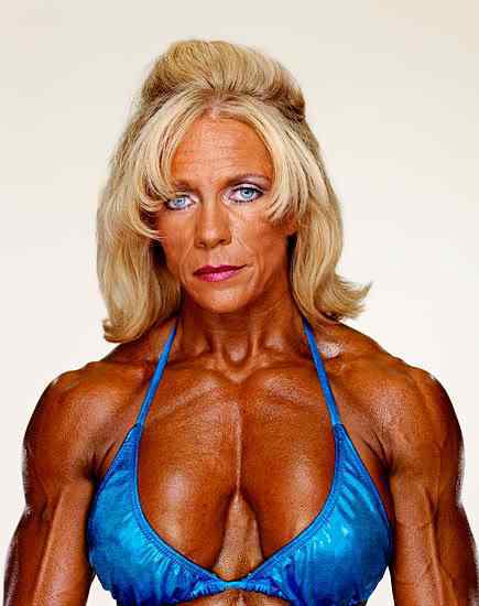 Monstros do fisiculturismo mulher bodybuilder mostrando dorsais