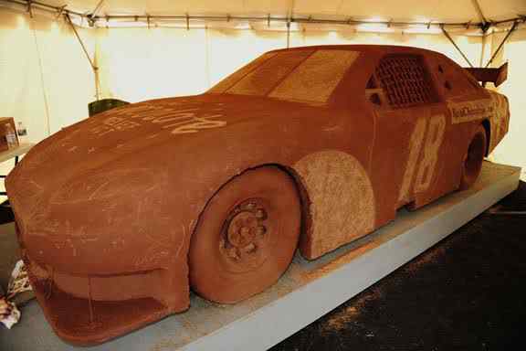 10 coisas bizarras feitas de chocolate chocolate sculpture car nascar | Bizarro | bizarro, chocolate, comida, curioso