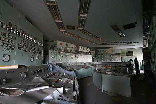 O pesadelo do bombeiro hidráulico Vista interna ampla da usina Hearn abandonada