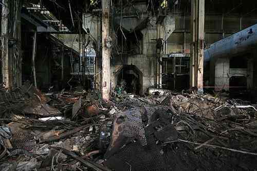 O pesadelo do bombeiro hidráulico Sala de turbinas com equipamentos enormes e parados
