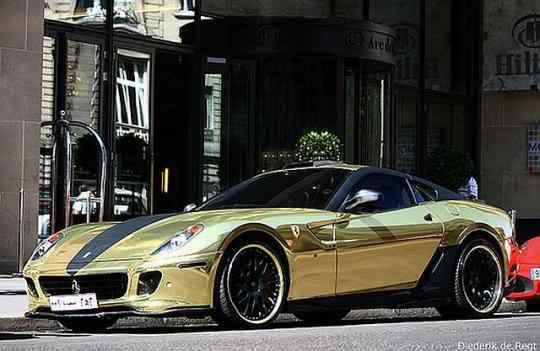 Ferrari de ouro! Detalhe do capô dourado da Ferrari