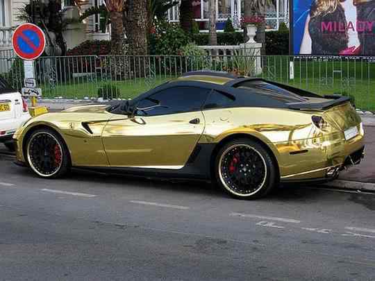 Ferrari de ouro! Laterais e porta da Ferrari de ouro