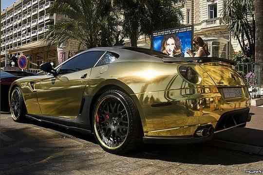 Ferrari de ouro! Vista traseira da Ferrari dourada