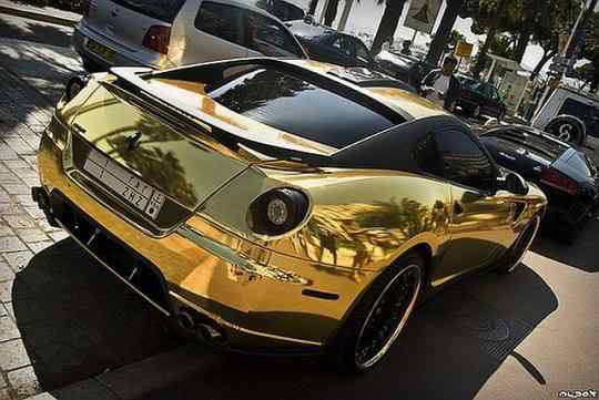 Ferrari de ouro! Close na roda e pneu do carro de ouro