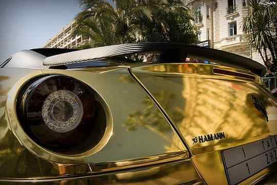 Ferrari de ouro! Interior do carro com detalhes em ouro