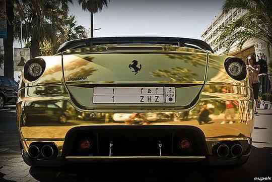 Ferrari de ouro! Outro ângulo do interior dourado
